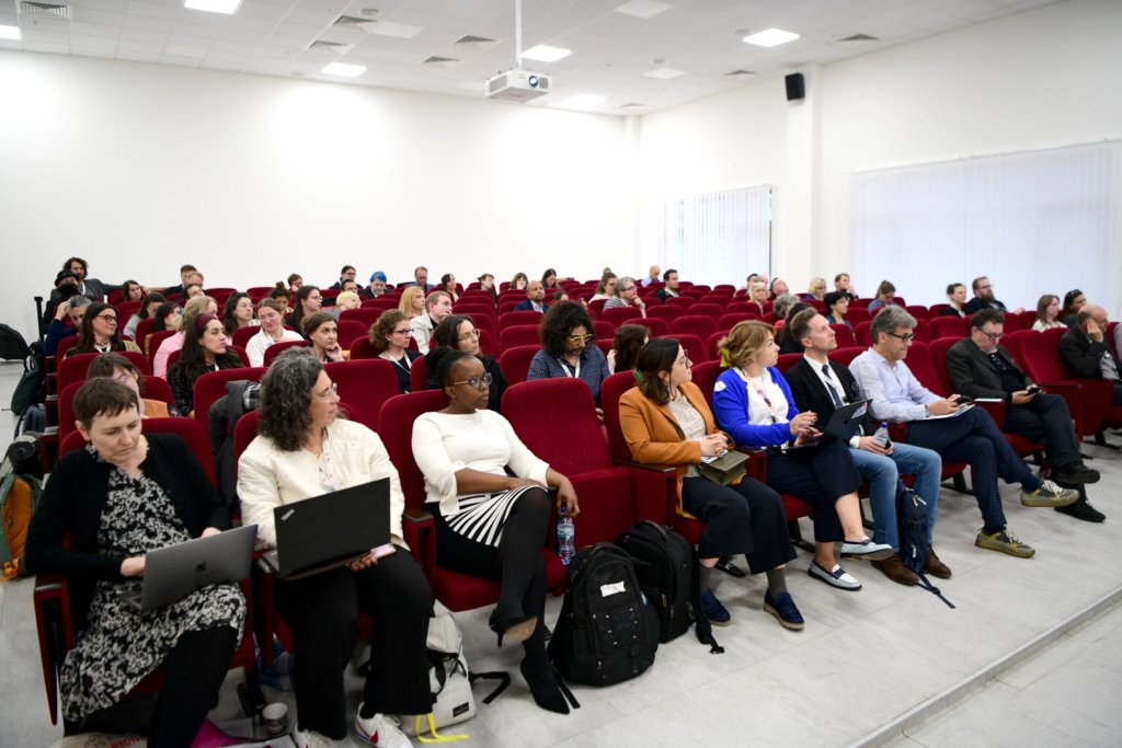 uczestnicy konferencji EUSEA na sali prezentacyjnej